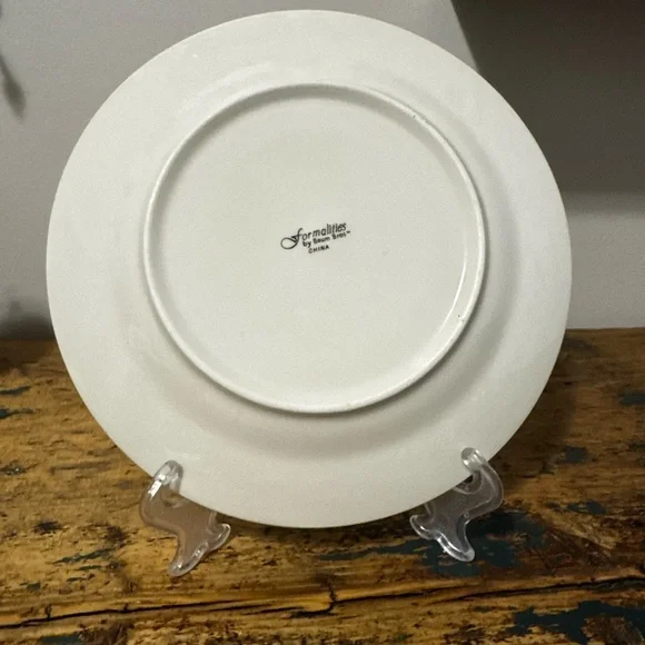 Holiday Holly Pattern Plate - Picture 3 of 4